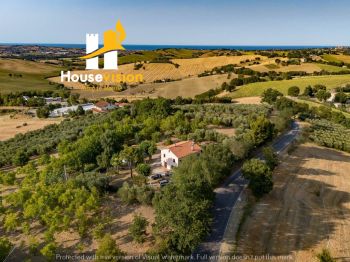 Casale con vista dal mare ai monti